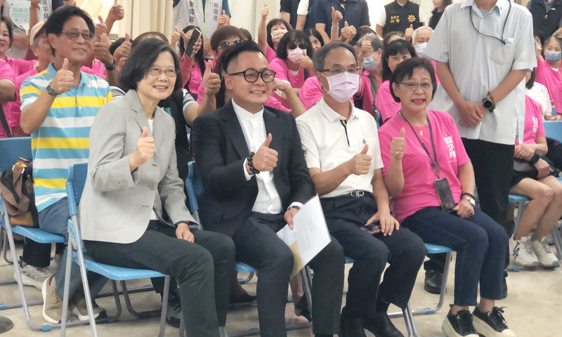 前總統蔡英文（前左）2日上午陪同民進黨基隆市長參選人童子瑋（前左2）赴基隆市選舉委員會，登記參選基隆市長。