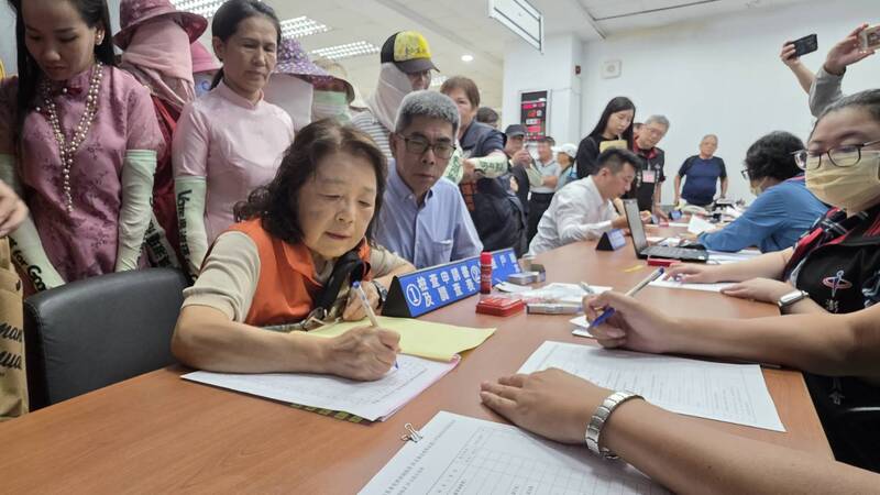 「代夫出征」的民進黨澎湖縣長參選人吳淑瑾（前左）2日前往澎湖縣選舉委員會完成參選登記。