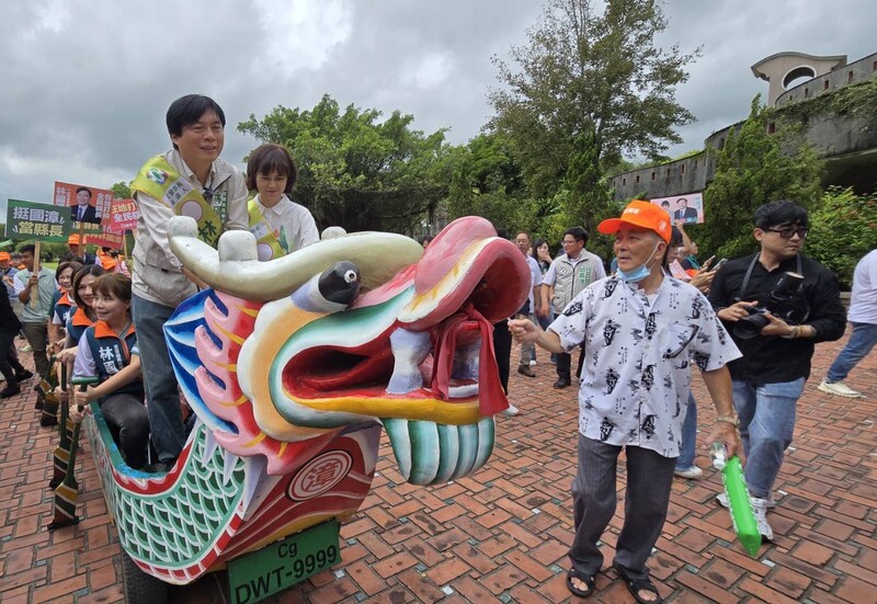 民進黨宜蘭縣長參選人林國漳（前左）2日在同黨籍地方公職參選人陪同下，從宜蘭縣議會一起划陸上龍舟出發，前往宜蘭縣選舉委員會登記參選宜蘭縣長，展現團結氣勢，並誓言將與縣民共同贏回宜蘭的光榮。