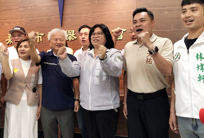 民進黨立委王美惠（前右3）2日至嘉義市選舉委員會登記參選嘉義市長，振臂加油打氣，展現團結氣勢。