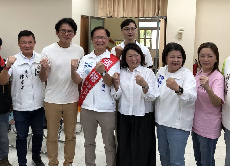 民眾黨嘉義市長參選人張啓楷（前左3）2日在黨主席黃國昌（前左2）、嘉義市長黃敏惠（前右3）等人陪同至嘉義市選舉委員會登記參選。