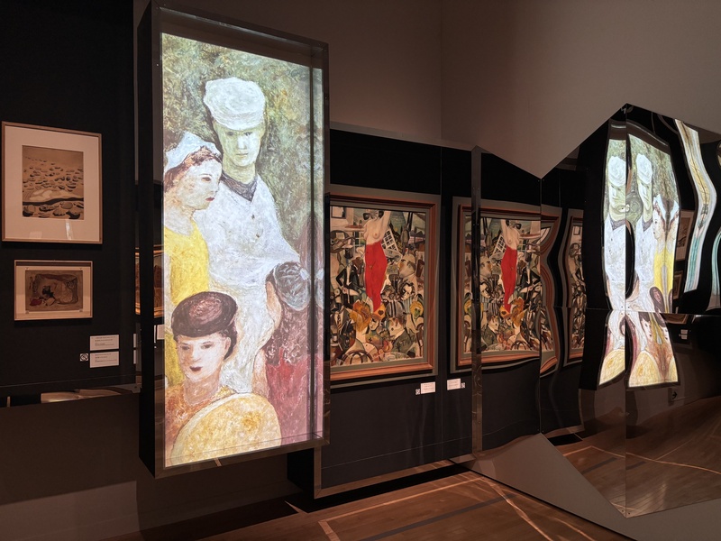 「共時的星叢」9月5日至12月13日在東京都現代美術館展出，展場加入黃亞歷執導的影像、反射材質及彷彿迷宮般的參觀動線，使空間本身成為連結作品、歷史與觀眾的媒介。圖為展場一景。