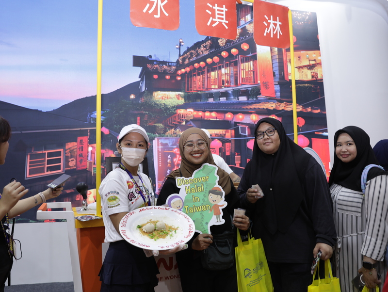 大馬國際旅展台灣館推出獲清真認證的花生捲冰淇淋，吸引穆斯林民眾駐足品嚐。