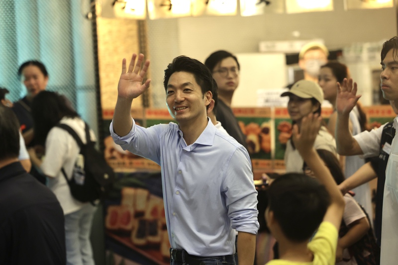 台北市長蔣萬安強調，北市府過去3年多持續打造友善步道，希望讓山友有更好的登山環境。圖為台北市長蔣萬安（前中）出席2026台北藝術節活動，和民眾一同欣賞。資料照片