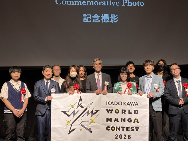 日本出版集團角川7日在東京舉行首屆KADOKAWA WORLD MANGA CONTEST頒獎典禮，角川CGO泉水敬（中）在典禮現場宣布，第2屆比賽自即日起開始徵件，邀請世界各地漫畫創作者再次挑戰。