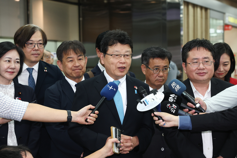 日本跨黨派國會議員訪問團8日抵達台北松山機場，日本保守黨參議員北村晴男(中)在機場受訪表示，此行目的是向台灣朋友傳達，訪團成員相當重視台灣海峽的和平安定。