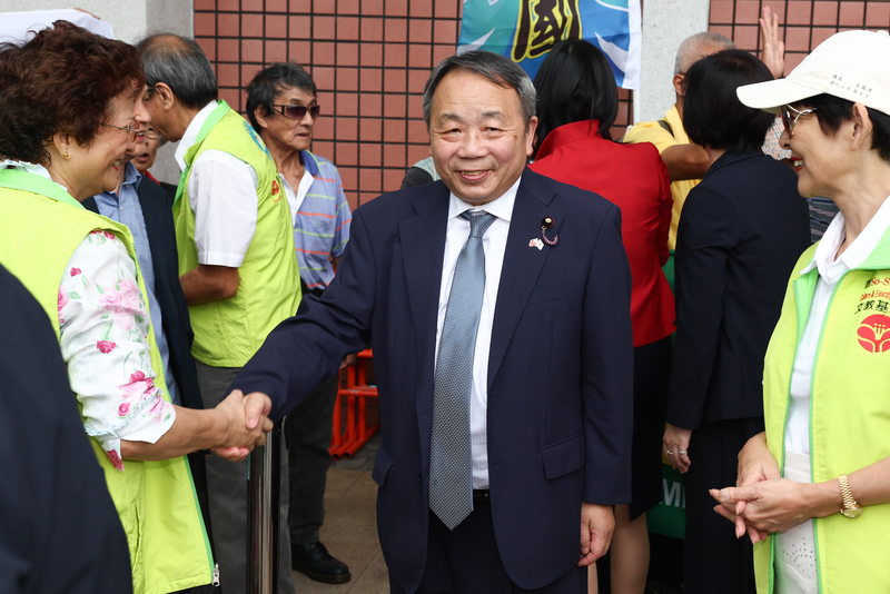 日本跨黨派國會議員訪問團8日抵達台北松山機場，台灣國理事長陳峻涵率團接機歡迎，日本維新會參議員石平（中）與接機民眾握手致意。