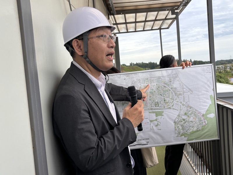 距離2027年國際園藝博覽會（GREEN×EXPO 2027）開幕約半年，位於橫濱市舊上瀨谷通信設施的會場工程持續推進。GREEN×EXPO協會推進戰略室長脇坂隆一說明，目前若要以百分比回答「整體工程目前完成多少」並不容易，但距離開幕約半年，已經可以明顯看出「博覽會建築的輪廓」。