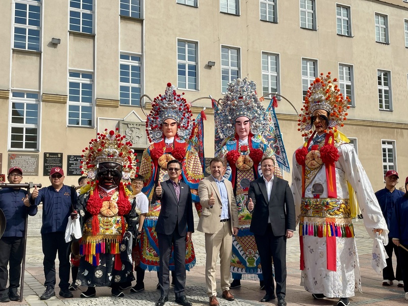 神將藝陣與北管樂隊在老城區快閃演出後，與駐波蘭代表劉永健（前右3）、奧坡市長維斯涅夫斯基（Arkadiusz Wi?niewski，中間杏色西裝）與副市長烏耶茨（Maciej Wujec）一同合影留念。