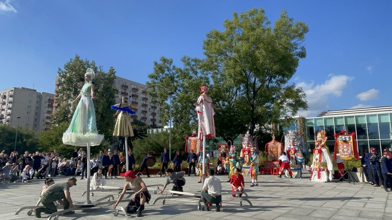 何曉玫MeimageDance舞團、雷昇傳藝劇團與台北共樂軒12日在波蘭奧坡「JK劇院」外廣場演出舞團代表作「默島進行曲」， 吸引大批民眾駐足觀看。