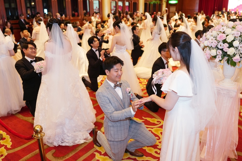 中華電信115年員眷集團結婚典禮13日在台北圓山大飯店舉行，新郎在主持人的口令下，下跪進行求婚儀
式。