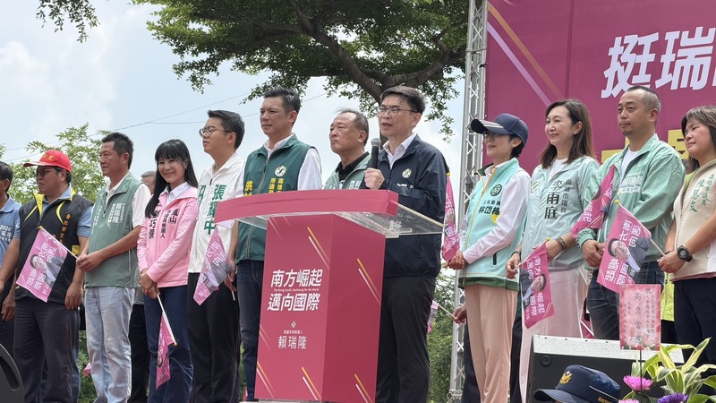 民進黨高雄市長參選人賴瑞隆(右5)13日陸續在大寮、湖內及前金等區成立後援會，努力爭取各方支持。
