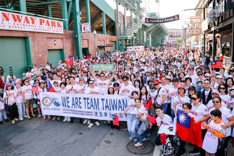 大批美國波士頓台僑12日在芬威球場展示國旗，拉起TEAM TAIWAN布條。
（駐波士頓辦事處提供）