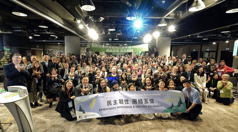 世界台灣同鄉會聯合會與歐洲台灣協會聯合會，2026年聯合年會在芬蘭赫爾辛基舉行。圖為與會貴賓與全體成員在「民主韌性，團結互信」布條前大合照。