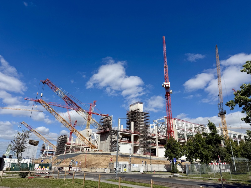 台積電德勒斯登廠2024年8月在德國德勒斯登動土，歷經25個月施工後完成廠房主體工程，14日舉行封頂儀式。圖為2026年9月興建中的歐積電德勒斯登廠區。