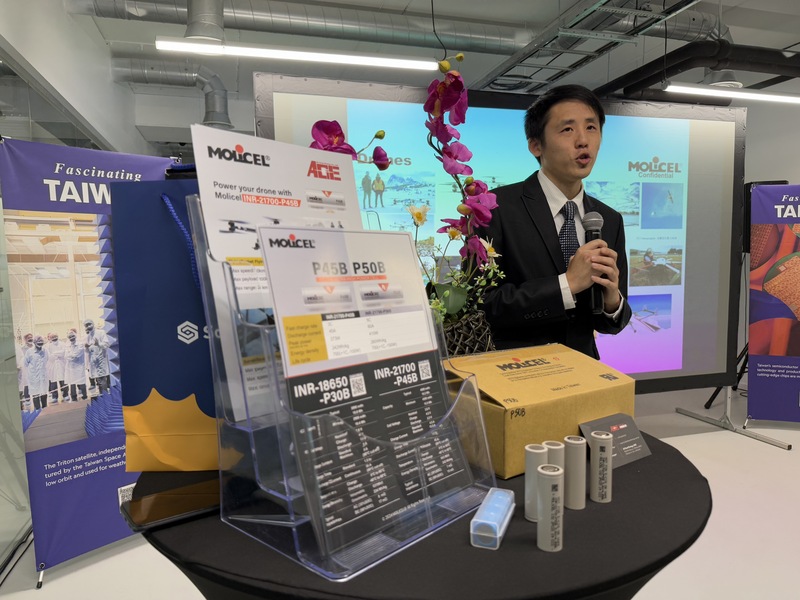 台灣能源業者合谷新能源在立陶宛設立子公司，負責人萬啟后於開幕儀式上介紹公司與產品。