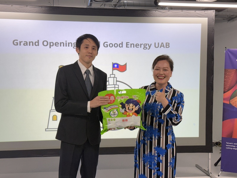 台灣能源業者合谷新能源在立陶宛設立子公司，15日開幕典禮上駐立陶宛代表王雪虹（右）送上台灣零食「乖乖」祝福新公司諸事順利。