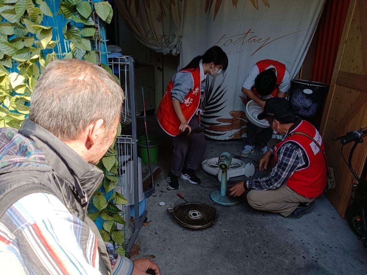 宜鼎國際教育基金會參與教育部永續鎃學習圈，以守護環境、共築永續—青銀節能新生活為目標，「教育實踐、環境啟發、社會公益」為核心理念，整合企業、退休業師、學校老師與青年學生，透過學生培訓、高齡用電安全講座、學生服務隊及成果展等四大主軸，推廣節能與用電安全，培育學生服務能力，落實永續發展第一層循環經濟與社會關懷。(金車文教基金會提供)