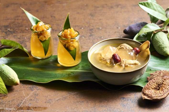 เมนู ไก่ตุ๋นเหล้ากับเจลลี่ฟิก และ เจลลี่ฟิกสับปะรด(ภาพจากร้าน痴愛玉)