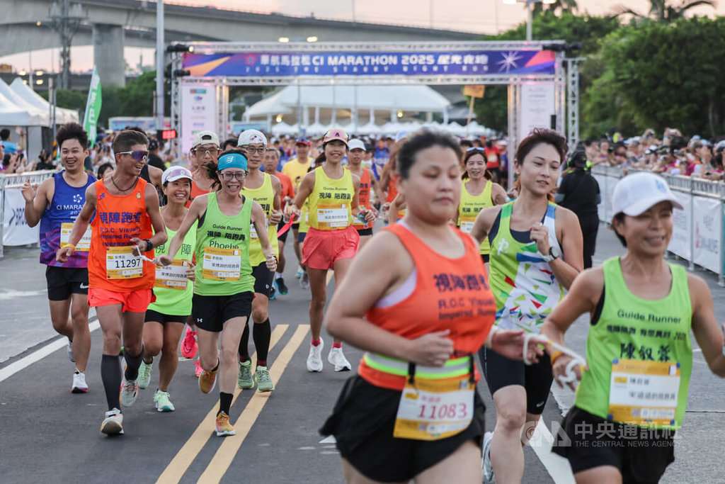 ปิดฉากยิ่งใหญ่! มาราธอนใต้แสงดาวของสายการบินไชน่าแอร์ไลน์ นักวิ่งหมื่นคนรวมพลังที่สวนสาธารณะต้าเจีย