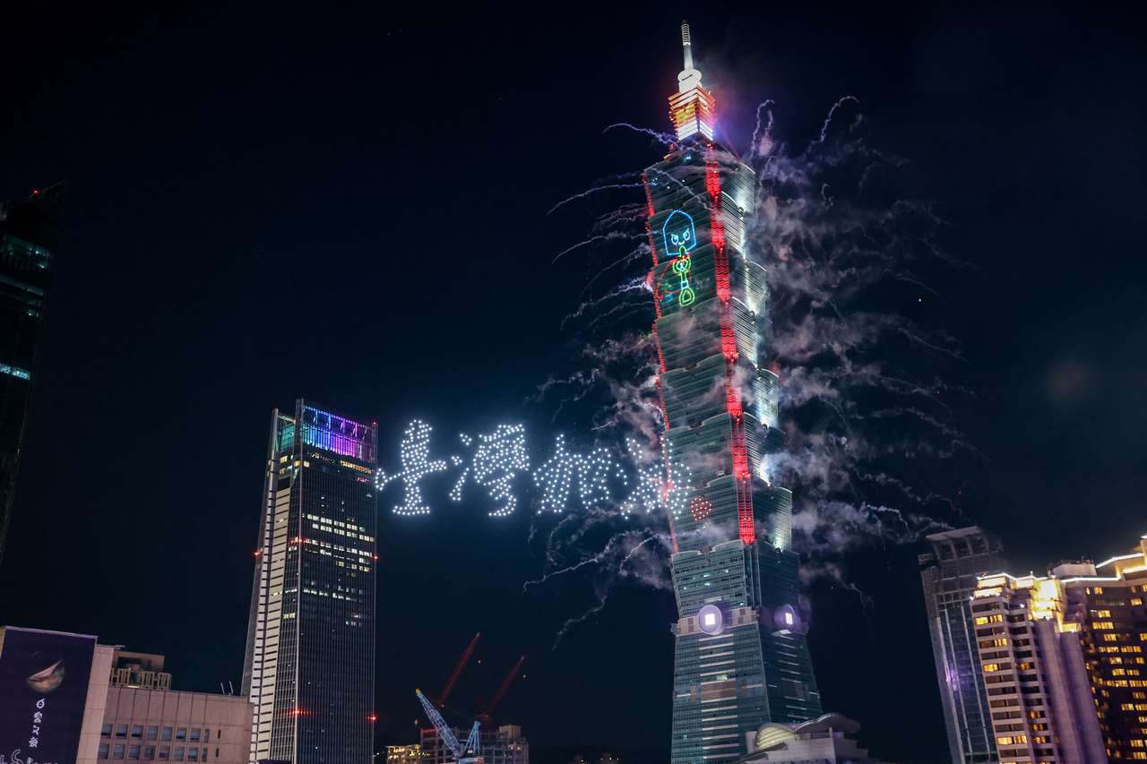 โมเมนต์สุดซึ้ง ที่ตึกไทเป 101 ฉายภาพเลเซอร์ยกย่องเหล่าซูเปอร์พลั่วแมนนิรนาม ที่แห่แหนกันไปอุทิศตนเพื่อช่วยเหลือผู้ประสบภัยที่ฮัวเหลียน (ถ่ายภาพโดยเจิงหยวนซิ่น)