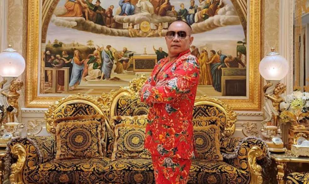 มหาเศรษฐีใจบุญ! หูฮั่นเหยี่ยน สร้าง “ลูฟวร์”–ทำเนียบขาวส่วนตัว ลงพื้นที่ช่วยภัยพิบัติ(ภาพจากFBของหูฮั่นเหยี่ยน)