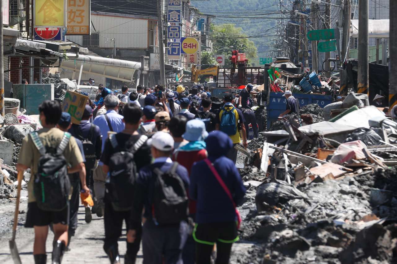 เรื่องราวของเหล่า “ซูเปอร์พลั่วแมน” ผู้กลายเป็นฮีโร่ไร้ชื่อเสียงในฮัวเหลียน หลังภัยพิบัติใหญ่ หลายคนสงสัยว่าพวกเขาเกิดขึ้นมาได้อย่างไร? แต่คำตอบกลับเรียบง่ายกว่าที่คิด