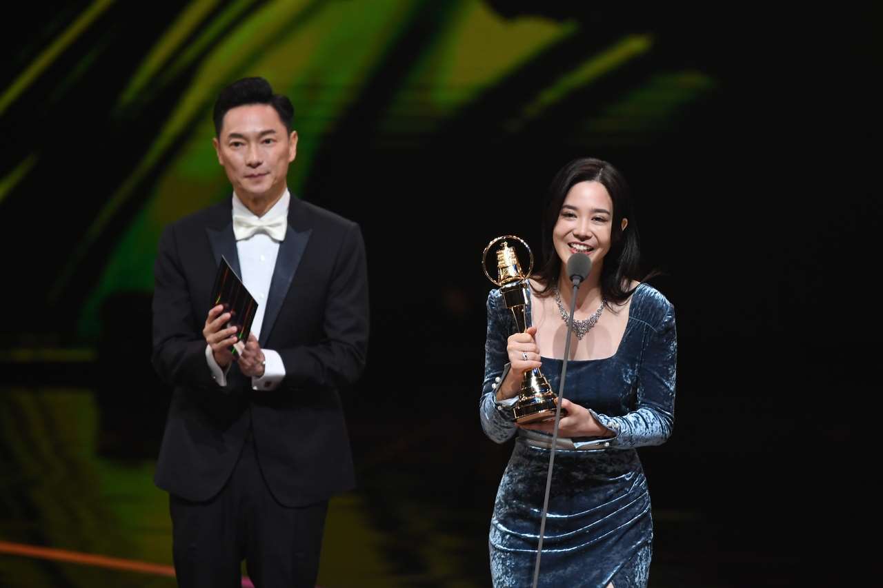 นักแสดงสาวชาวไทย หวงเข่อซิน หรือ เอมมี่ วริตา อุดมวรกุลชัย (ขวา) คว้ารางวัลนักแสดงหน้าใหม่ยอดเยี่ยมประจำปี จาก Golden Bell Awards ครั้งที่ 60 (ภาพจาก SET TV)