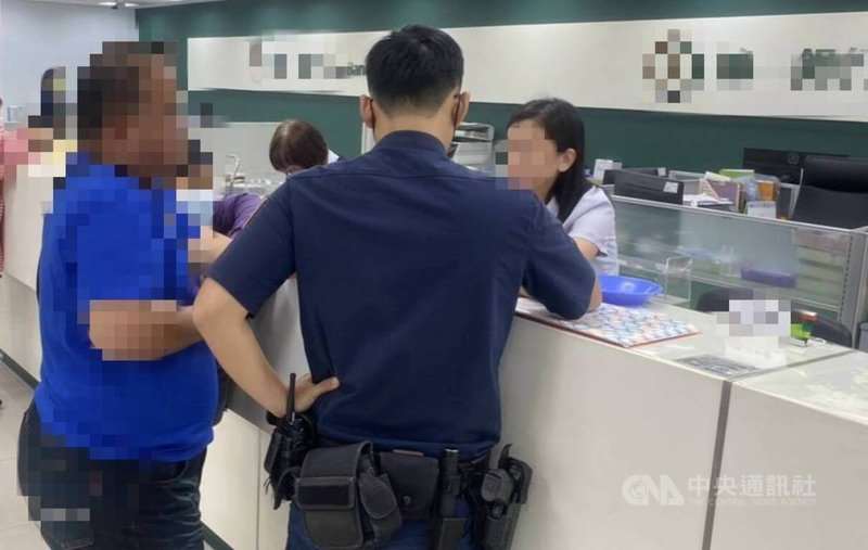 หวิดตกเป็นเหยื่อมิจจี้ ! ชายชาวไทจงถูกมิจฉาชีพหลอกแต่งงาน พยายามโอนสินสอด  360,000 เหรียญ โชคดีตำรวจ ธนาคารช่วยสกัดไว้ได้ทัน (ภาพ CNA)

 