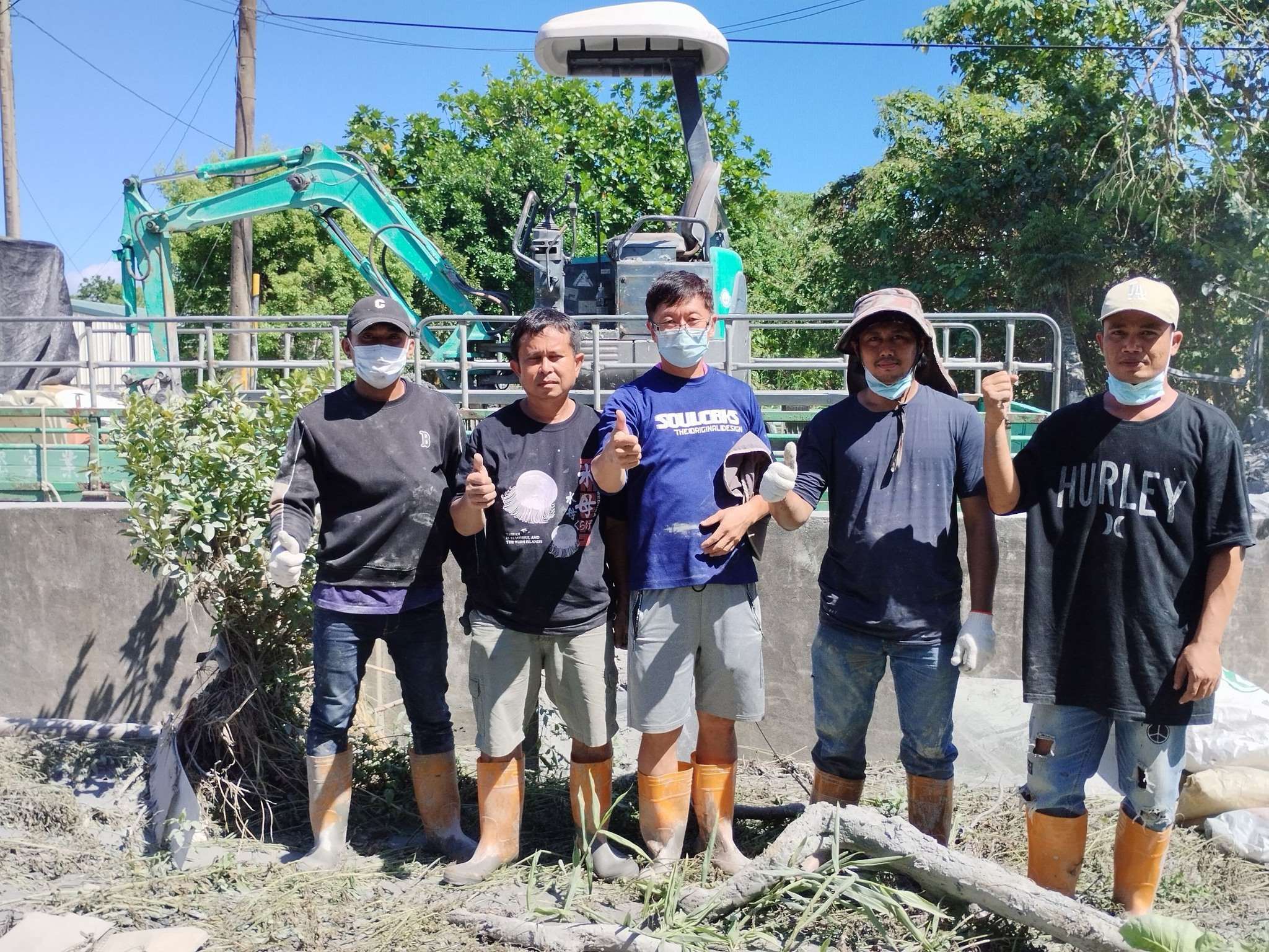 ปิดทองหลังพระ แรงงานไทยน้ำใจงาม แปลงกายเป็น “ซูเปอร์แมนพลั่ว” ช่วยขุดโคลนที่ฮัวเหลียนอย่างเงียบๆ ชาวเน็ตไต้หวันนับหมื่นซาบซึ้งใจ (ภาพจากเฟซบุ๊ก ด.โดม แสนภูวา)