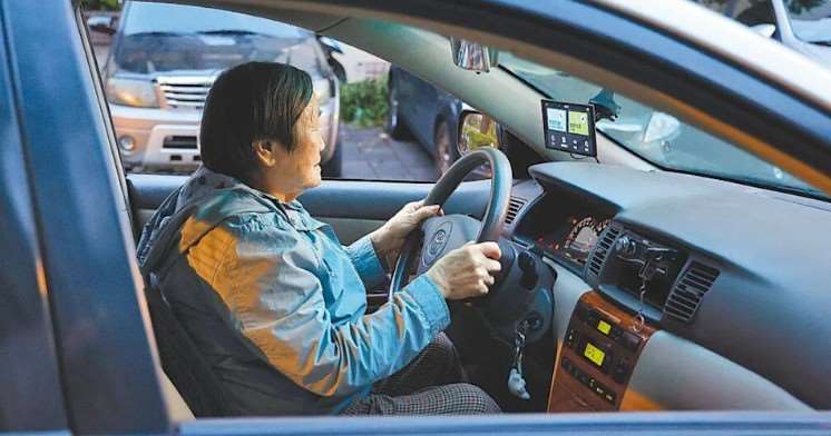 เพื่อจูงใจให้ผู้สูงอายุอายุ 70 ปีขึ้นไปยกเลิกใบขับขี่โดยสมัครใจ สำนักงานทางหลวงจึงเพิ่มสิทธิพิเศษในการใช้บัตร TPASS สำหรับการโดยสารระบบขนส่งสาธารณะ ซึ่งรวมถึงรถแท็กซี่ด้วย (ภาพประกอบ)