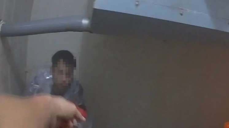 17 แรงงานผิดกฏหมายถูกจับ มีรายหนึ่งหลบซ่อนในห้องแช่เย็นเกือบเสียชีวิต