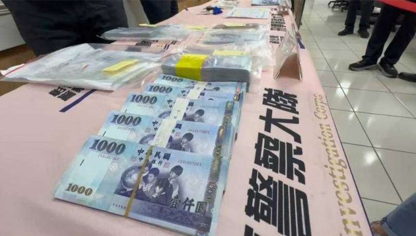 ขบวนการฉ้อโกงใช้ชาวต่างชาติถอนเงินบัญชีม้า อ้างค่าตอบแทนสูง ปีนี้ตำรวจรวบแล้ว 355 ราย
