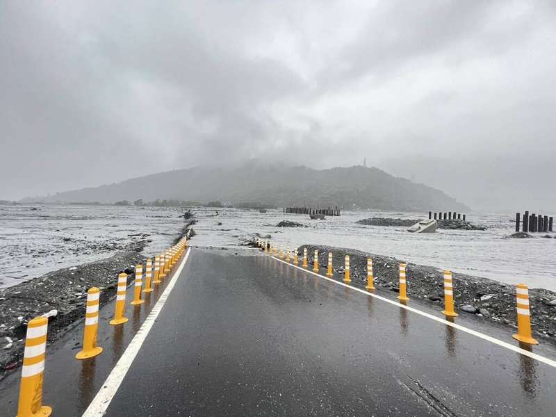 ฮัวเหลียนเตือน ปชช.ที่อพยพออกจากบ้านแล้ว อย่ากลับบ้าน รุกล้ำเขตพื้นที่เฝ้าระวังมีโทษปรับสูงสุด  250,000 เหรียญไต้หวัน ( ภาพ CNA)

