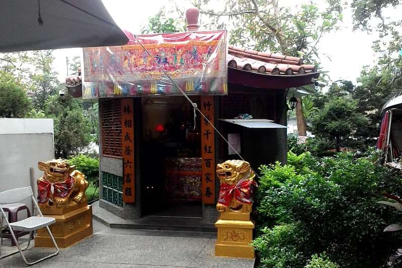 ศาลเจ้าที่(ถู่ตี้กง)ใน ม.แห่งชาติไต้หวัน จะมีผู้คนมากราบไหว้อย่างเนืองแน่นทุกครั้งเมื่อถึงช่วงการสอบเข้ามหาวิทยาลัย 