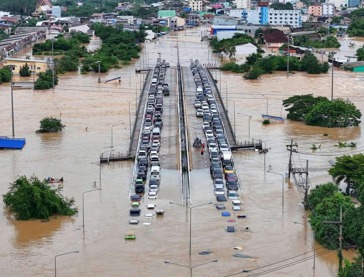 น้ำท่วมภาคใต้ไทย เสียชีวิตแล้ว 13 ราย เมืองหาดใหญ่ มีรายงานคนไต้หวันขาดการติดต่อ
