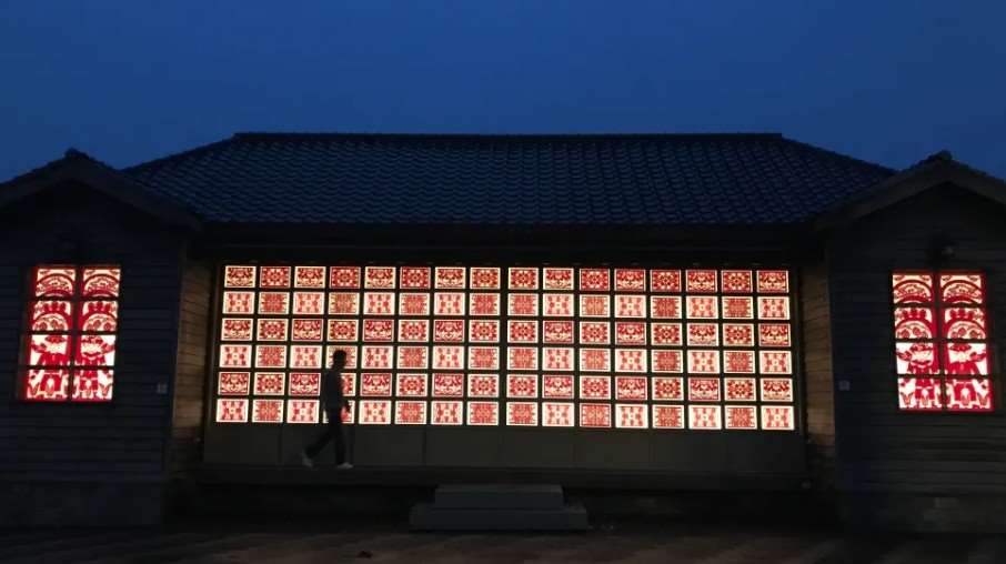 “เฉินจื้อซวี่” (陳治旭) ศิลปินตัดกระดาษผู้ “วาดภาพด้วยกรรไกร” ผู้มองเห็นพลังชีวิตซ่อนอยู่ในแผ่นกระดาษ และมองว่าศิลปะการตัดกระดาษไม่เพียงเป็นการสืบทอดวัฒนธรรมดั้งเดิม