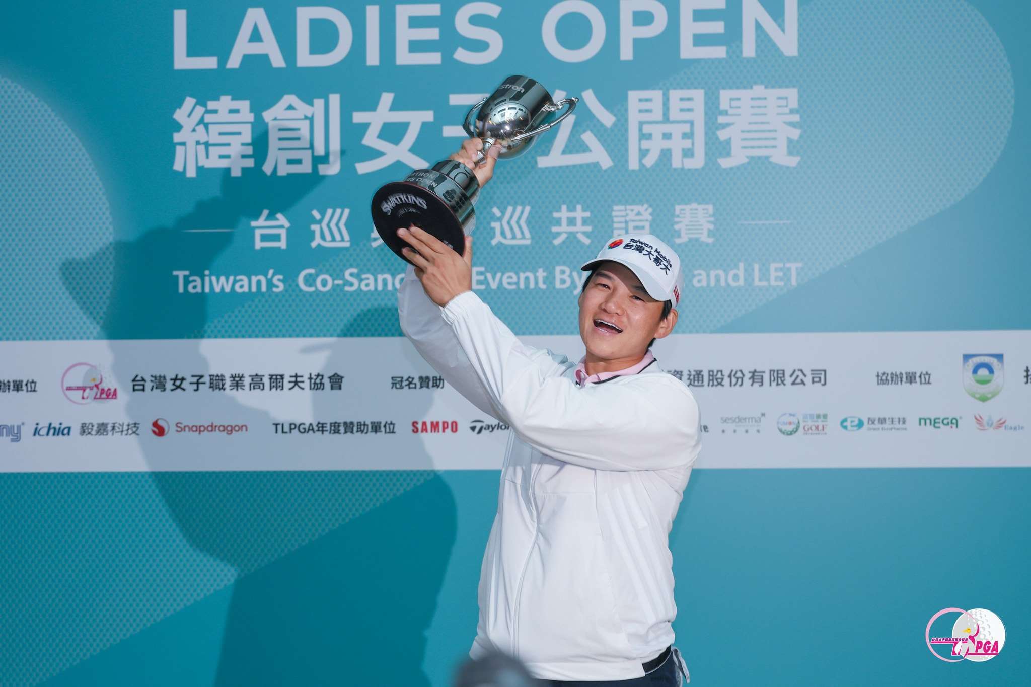 เจิงหย่าหนี อดีตโปรสาวหมายเลข 1 ของโลกชาวไต้หวัน กลับมาคว้าแชมป์แรกได้ในรอบ 11 ปี หลังผ่านอุปสรรคและความยากลำบากสารพัด พร้อมขอมอบแชมป์นี้ให้เป็นกำลังใจสำหรับทุกคนที่ตกอยู่ในช่วงลำบาก