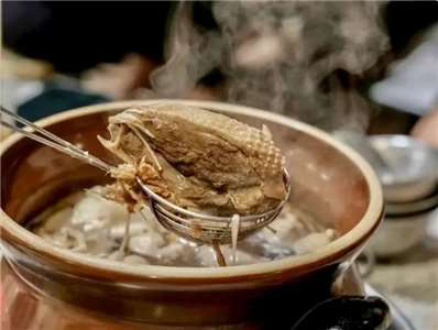 ในช่วงวันลี่ตง คนส่วนใหญ่นิยม “บำรุงร่างกายรับฤดูหนาว” ด้วยอาหารอย่าง ไก่ตุ๋นงาดำ หรือ ซุปบำรุงสิบประการ (十全大補湯) ส่วนแพทย์แผนจีนก็แนะนำว่า ในชีวิตประจำวันควร หลีกเลี่ยงอาหารที่มีฤทธิ์เย็น เพื่อลดการกระทบต่อสุขภาพในช่วงอากาศหนาว