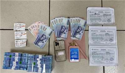 ตำรวจจับกุมผู้รับจ้างถอนเงินบัญชีม้า รวบหญิงแซ่เฉิน พร้อมยึดของกลาง เช่น เงินสดและบัตรพนักงาน (ภาพจากตำรวจ)