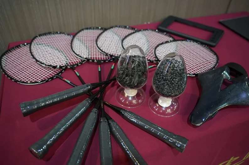 ม.จงซิง ร่วมกับ Swancor Holding ใช้เทคโนโลยีไมโครเวฟไพโรไลซิส รีไซเคิลคาร์บอนไฟเบอร์จากใบพัดกังหันลมปลดระวาง มาผลิตเป็นไม้แบดมินตัน(ภาพจาก ม.จงซิง)