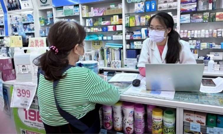 เภสัชกรชุมชนคือ “ผู้ใหญ่บ้านด้านสุขภาพ” ที่เข้าใจทั้งสุขภาพและเศรษฐกิจผู้สูงอายุ(ภาพจากสมาคมเภสัชกรนิวไทเป) 