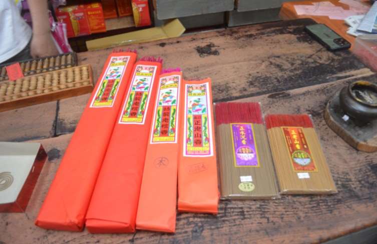 ธูปแบบดั้งเดิมที่ใช้ไหว้เจ้า(ซ้าย) ธูปปรับปรุงใหม่แบบบางและสั้นกว่า ซึ่งเป็นธูปรักษ์สิ่งแวดล้อม(ขวา)