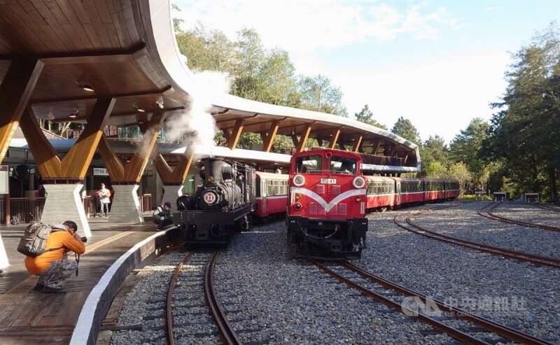  รถไฟแห่งภูเขาอาลีซานเปิดให้บริการตลอดสายการเดินทางข้ามกาลเวลานับร้อยปีของรถจักรไอน้ำ (ภาพ CNA) 