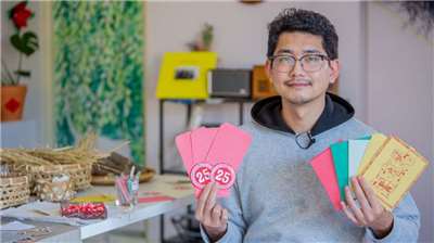 เฉินซื่ออี้ กับกระดาษทำมือที่เขาลงมือทำด้วยตนเอง
