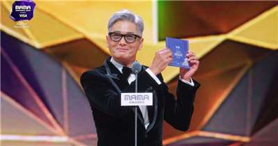 หลังเกิดเหตุอัคคีภัยครั้งใหญ่ที่ฮ่องกง โจวเหวินฟะเกือบยกเลิกการไปร่วมงาน MAMA 2025 ก่อนที่สุดท้ายจะตัดสินใจไปร่วมงาน พร้อมเชิญชวนผู้ชมให้ร่วมไว้อาลัยต่อผู้เสียชีวิต