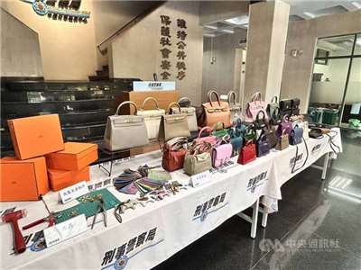 ตำรวจบุกจับโกดังของก๊อปแบรนด์เนม  ละเมิดลิขสิทธิ์มูลค่ากว่า 30 ล้านเหรียญไต้หวัน  (ภาพจาก CNA)
