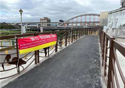 สำนักวิศวกรรมทรัพยากรน้ำกรุงไทเป แขวนป้ายประกาศที่ทางเข้าออกในสวนสาธารณะริมแม่น้ำทุกแห่ง เริ่ม 1 ม.ค. 2026 ห้ามจักรยานไฟฟ้าแบบสกูดเตอร์เข้าบริเวณเส้นทางจักรยาน