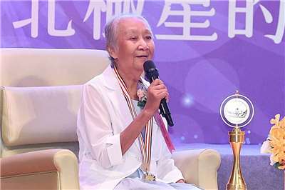 เฉินหมิงจู แพทย์ชาวฟิลิปปินส์ที่ประจำอยู่ผิงตง ได้รับรางวัลแพทย์ผู้อุทิศตน  ทุ่มเทดูแลผู้ป่วยในพื้นที่ห่างไกล (ภาพ udn)
