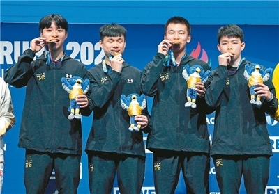 สี่หนุ่มทีมเทเบิลเทนนิสชายไต้หวัน เกาเฉิงรุ่ย หวงเหยียนเฉิง เฝิงอี้ซิน และ จางปิ่งเฉิง คว้าเหรียญทองประวัติศาสตร์ในกีฬามหาวิทยาลัยโลก หลังคว่ำจีนในรอบชิงเหรียญทอง
